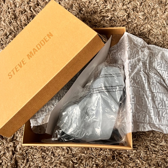 Steve Madden Heels - size 6 - Picture 7 of 8